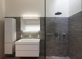 Badezimmer mit LED-Spiegelleuchten